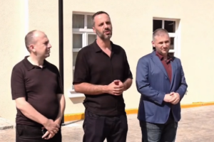 në vijën e parë të