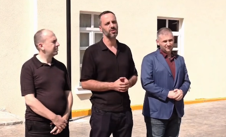 në vijën e parë të