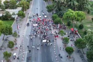 Zotërinj “kamarierë”, mbrojeni kauzën, shërbejeni protestën