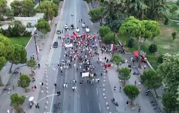 Zotërinj “kamarierë”, mbrojeni kauzën, shërbejeni protestën