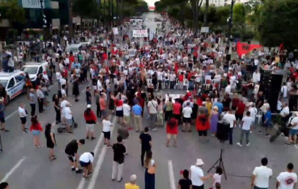 mes konspiracionistëve të protestës,
