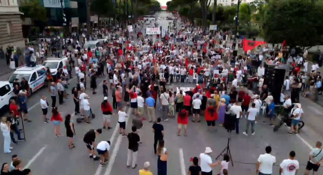 mes konspiracionistëve të protestës,