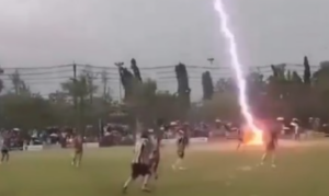 Tajlandë  futbollisti vritet nga rrufeja gjatë ndeshjes  VIDEO 