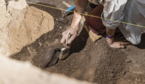 Nxënësit e shkollës së mesme në Britani zbulojnë rrënojat e një kishe vikingësh rreth 1 000 vjeçare