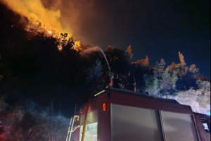 Flakët përfshijnë Abazen në Krujë! Digjet