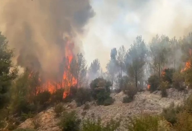 Zjarr i madh në Fushë-Bulqizë, era