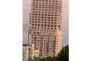Përfshihet nga zjarri një apartament në Shkëmbin e Kavajës  zjarrfikësit në luftë me flakët