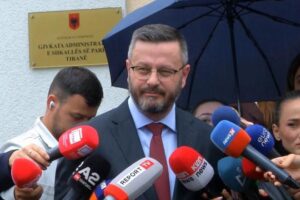 nuk mund ta mundin politikisht