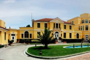 në Tiranë