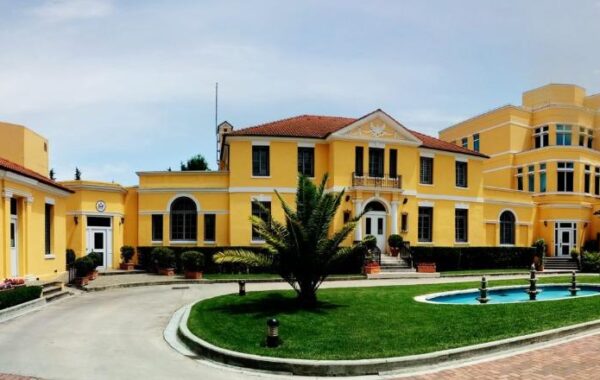 në Tiranë