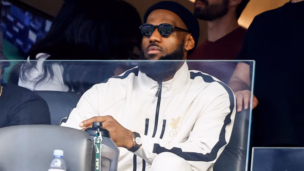 LeBron James reagon ndaj pasimit anësor të Matthew Stafford për Davante Adams gjatë ndeshjes Rams Giants