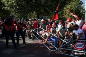 politik i revolucionit permanent