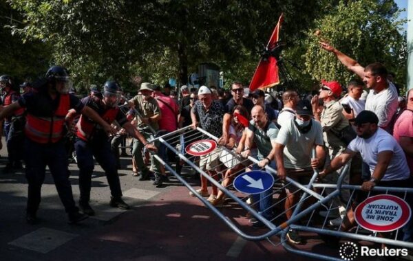 politik i revolucionit permanent