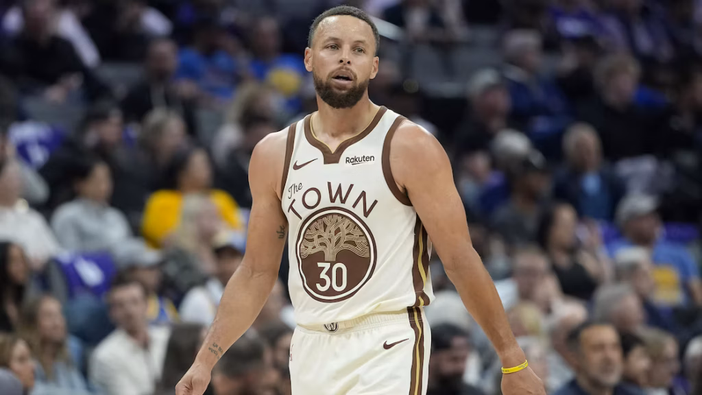 Një prezantim i Warriors bind Steph Curryn të pranojë një shtesë kontrate historike