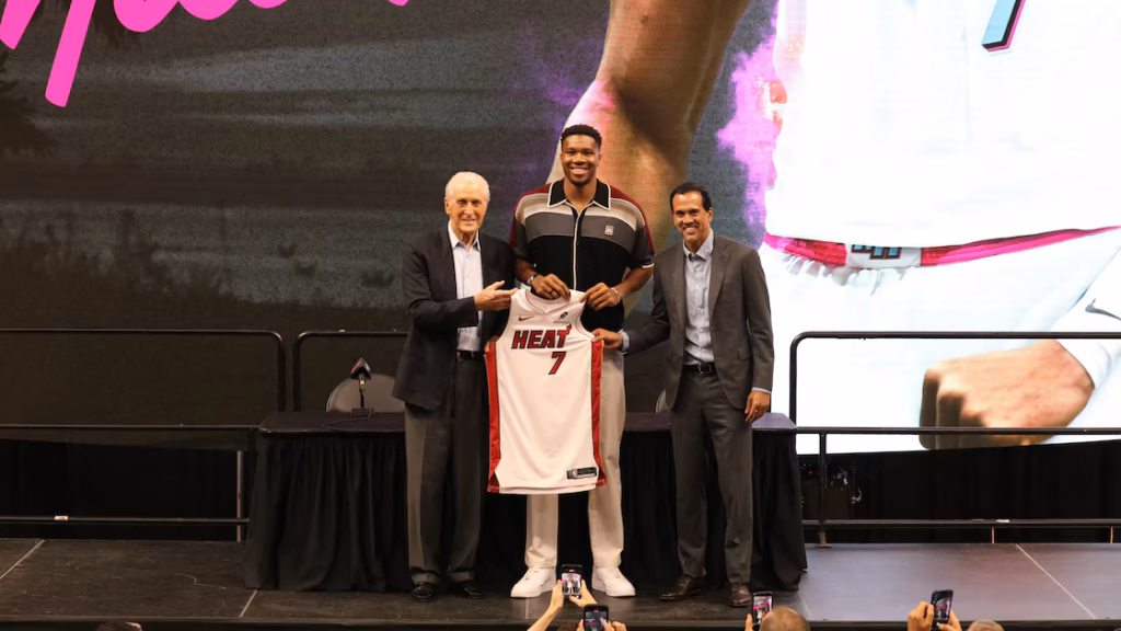 Giannis ndërpret mbledhjen e Erik Spoelstras për t ua dhuruar trajnerëve dhe stafit këpucët e tij Nike