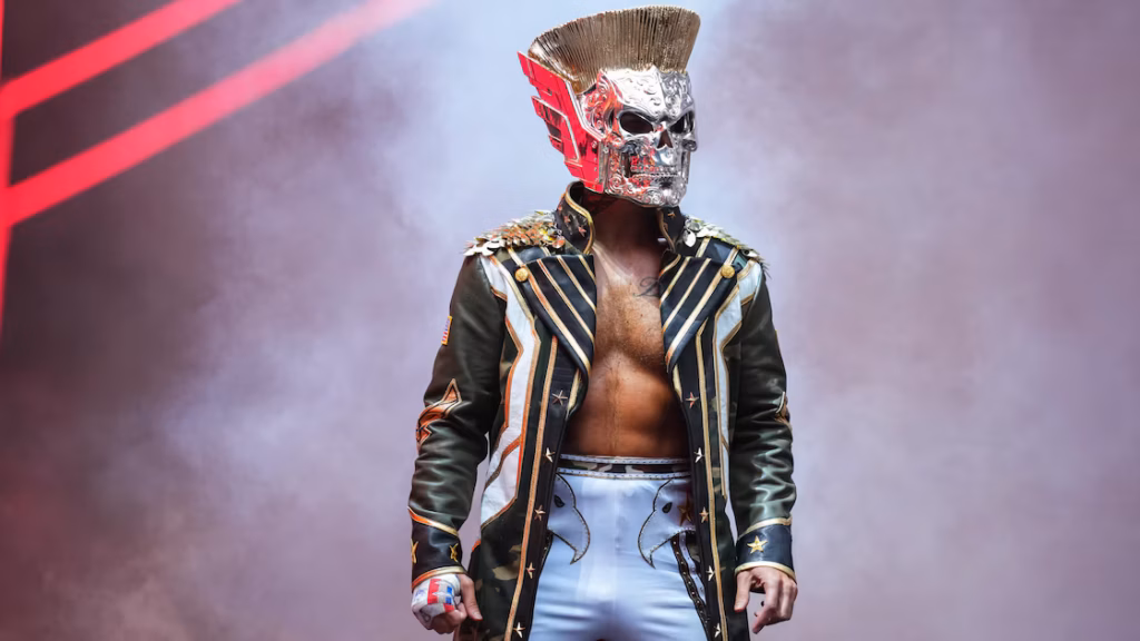 Cody Rhodes prezanton kovën për kokoshka në formë të flokëve të Guile për filmin  Street Fighter 