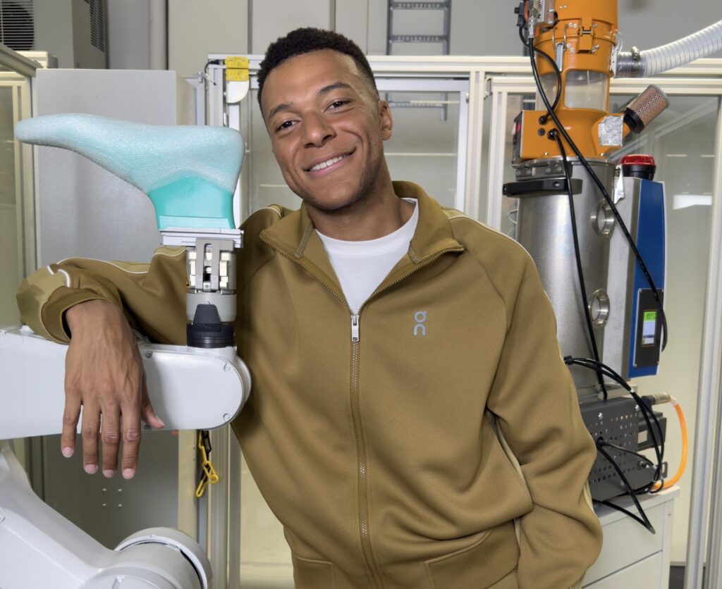 Mbappe shtang  Nike  dhe firmos për  On 