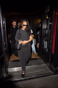 Rihanna zgjedh një t shirt asimetrik për shëtitjen blerëse pas darkës në Paris
