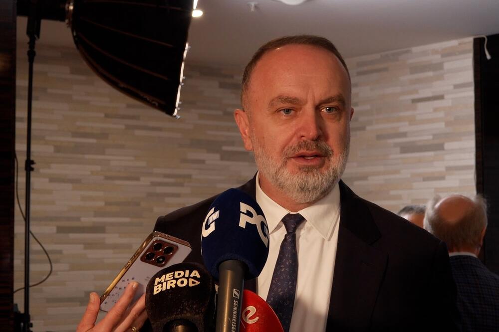 GJELOSHAJ  VOTOVA PËR STANDARD MË TË LARTË TË QYTETARËVE  NUK DUHET TË FRIKËSOHEMI NGA  EURO MODELI 