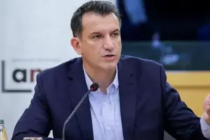 Me dyer të mbyllura dhe