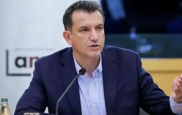 Me dyer të mbyllura dhe