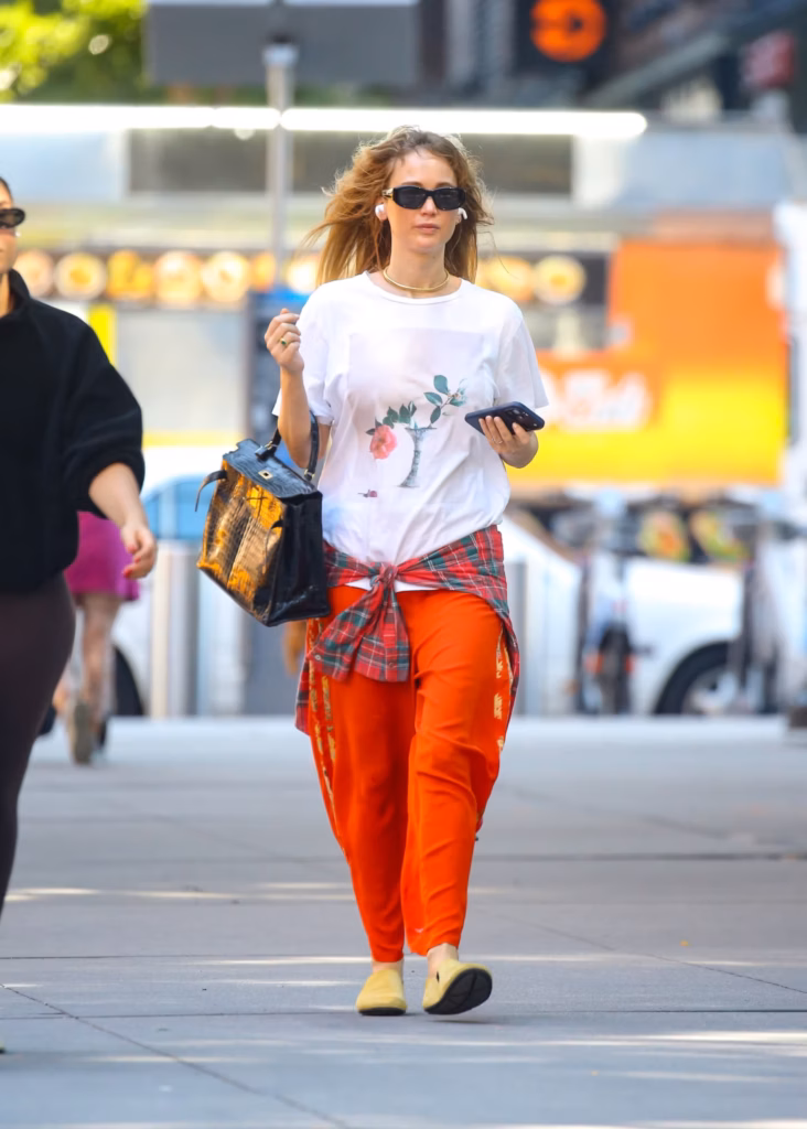 Një Jennifer Lawrence që kombinon flanelin me çantën Hermès Kelly duket natyrale