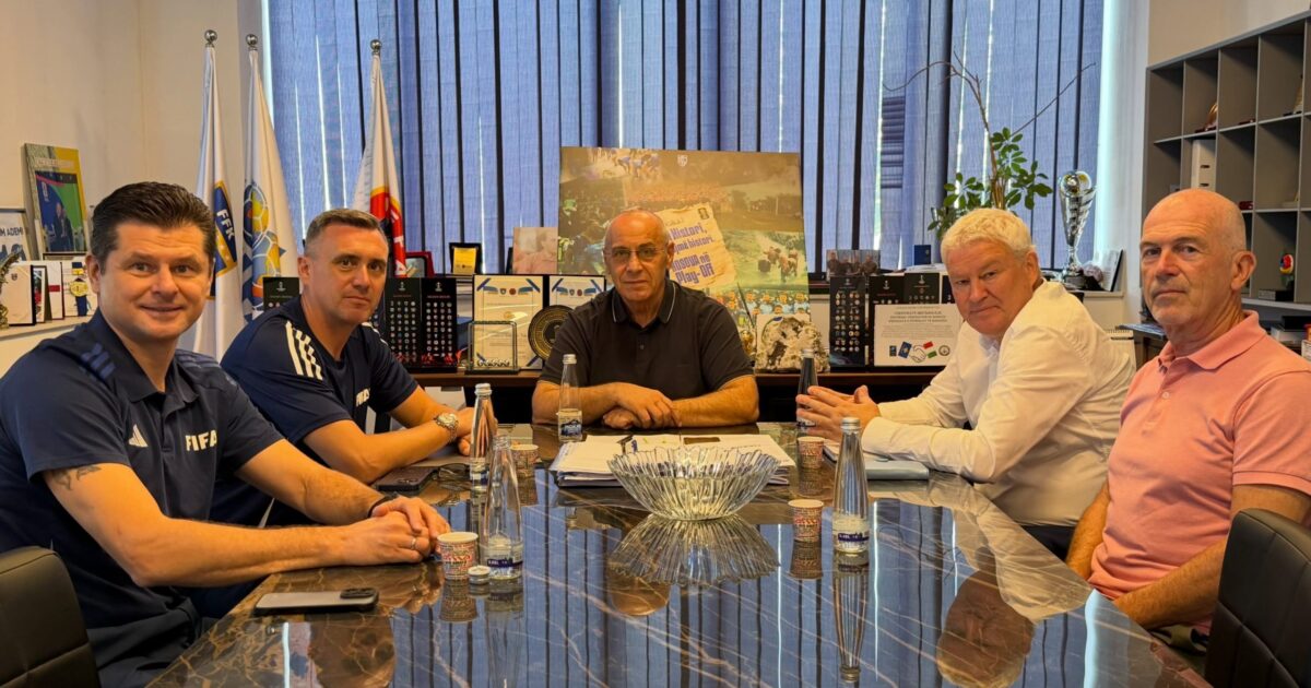 Ademi pret përfaqësuesit e FIFA