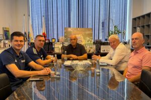 Ademi pret përfaqësuesit e FIFA