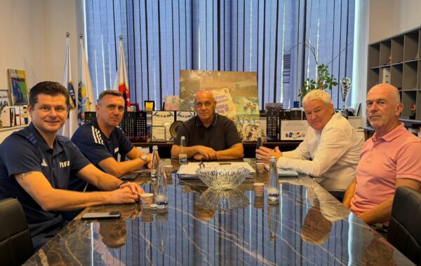 Ademi pret përfaqësuesit e FIFA