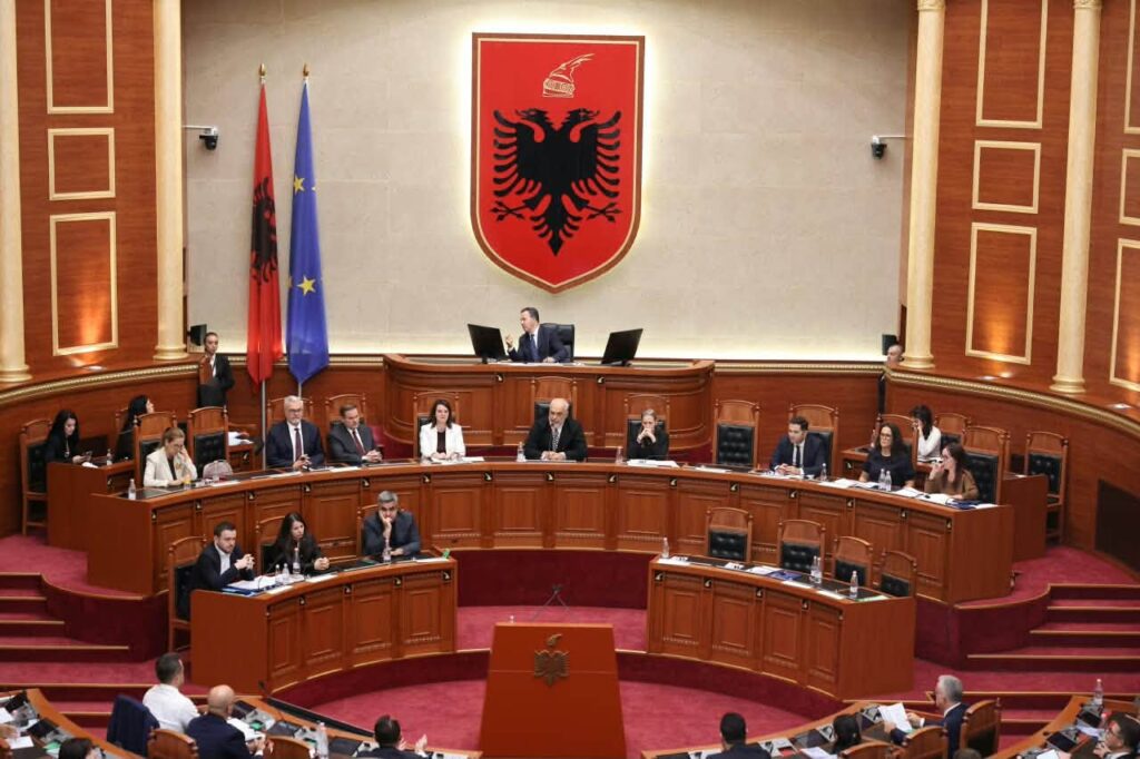 Debatet pas mesnatës  miratohet me 84 vota ligji i maxhorancës që rrit me 2  rrogat e magjistratëve