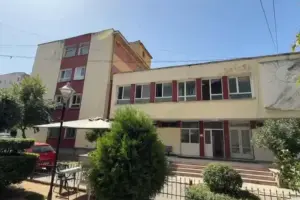 tre mjekë në maternitetin e