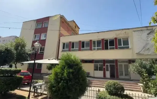 tre mjekë në maternitetin e