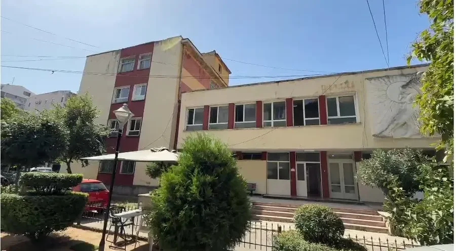 tre mjekë në maternitetin e