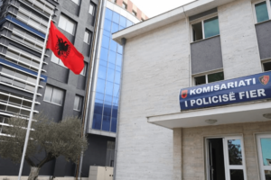Plagosi me drapër babanë e ish-bashkëjetueses,