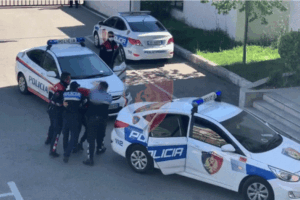 në pranga 8