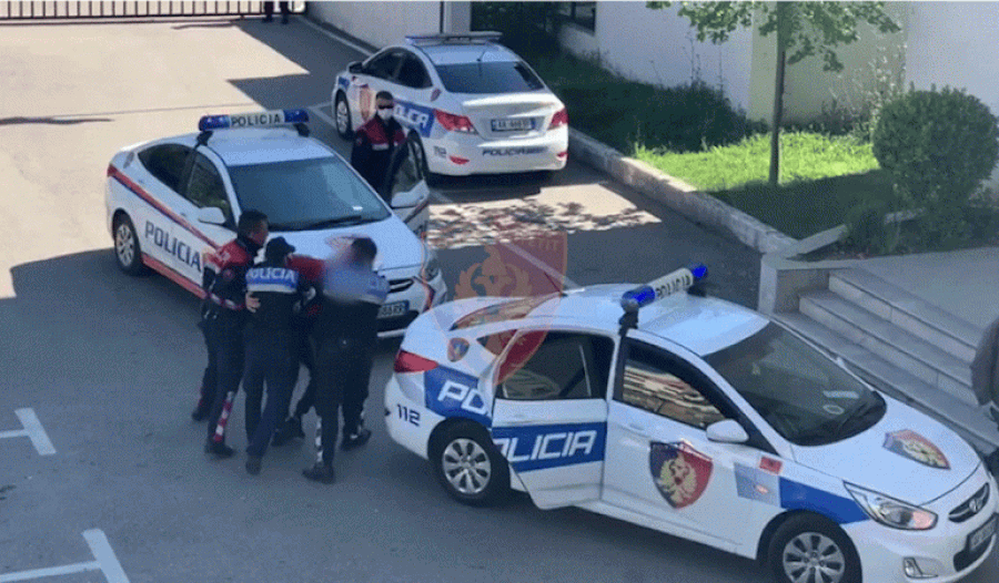 në pranga 8