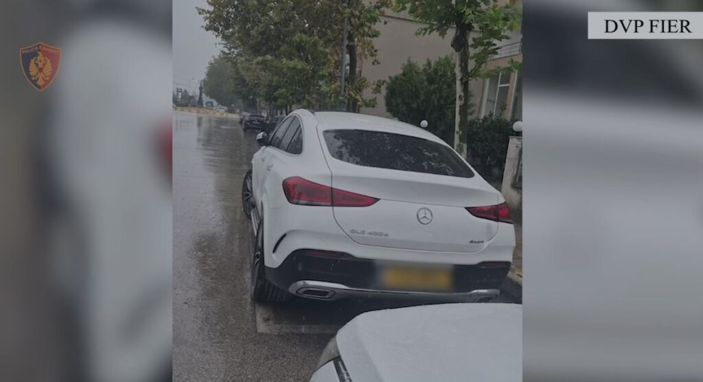 Kontrollet për mjetet luksoze në Fier  ndalohet  Benz  i  rezulton i kërkuar nga Interpol Manchester