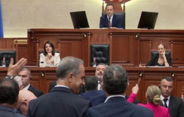 Tension në Kuvend, opozita tenton të