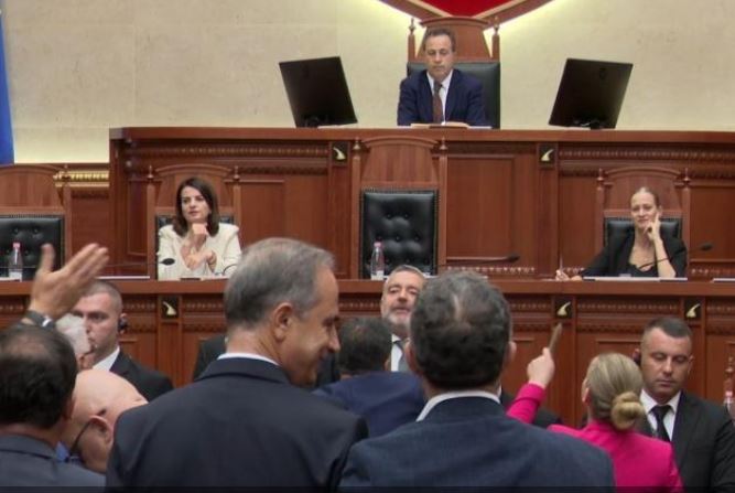 Tension në Kuvend  opozita tenton të bllokojë foltoren  ndërhyn Garda  Klosi  Nuk mbrojmë asnjë zyrtar