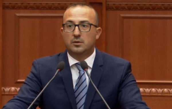 Paaftësia e një deputeti “antikomunist” për të kuptuar krimet e komunizmit