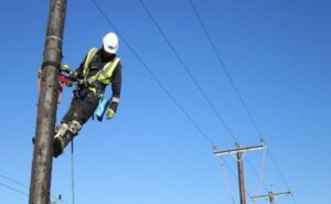 Humb jetën elektricisti në Belsh  ra në kontakt me energjinë elektrike gjatë punës