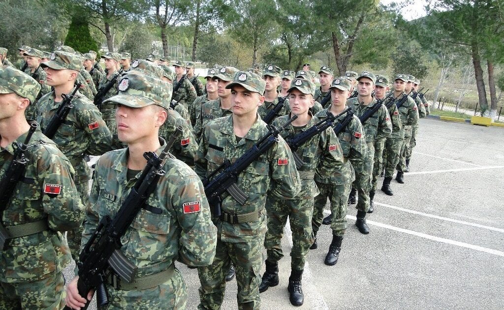 17 ushtarakë dhe një helikopter