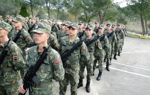 17 ushtarakë dhe një helikopter