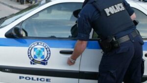 Përleshje masive në Athinë  40 vjeçari plagoset me thikë  arrestohet edhe një shqiptar