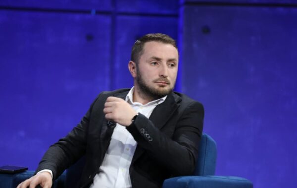 Ushtritë e tastierës përkundrejt interesit Kombëtar