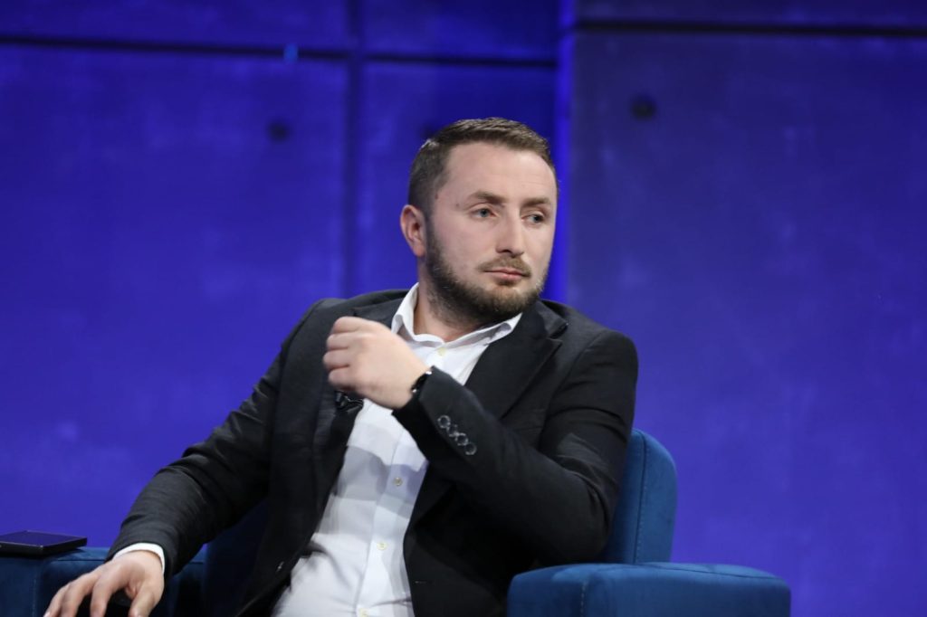 Ushtritë e tastierës përkundrejt interesit Kombëtar