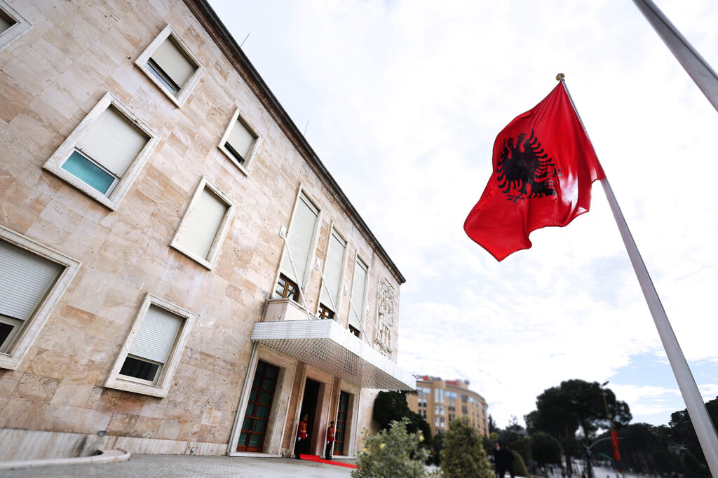 Qeveria miraton vendimet  17 ushtarakë dhe një helikopter shqiptar në KFOR