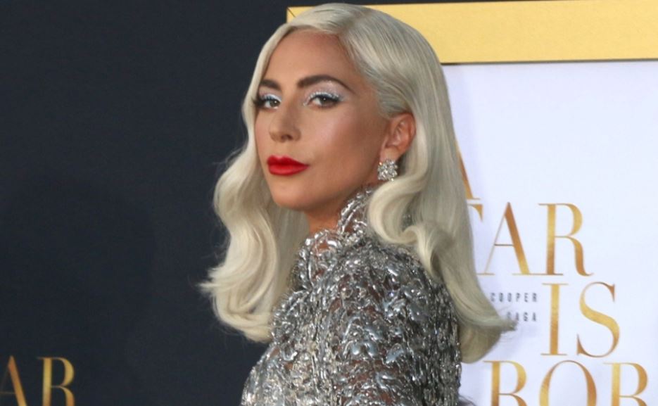 Lady Gaga e solli në jetë fëmijën e saj nëpërmjet një nëne zëvendësuese