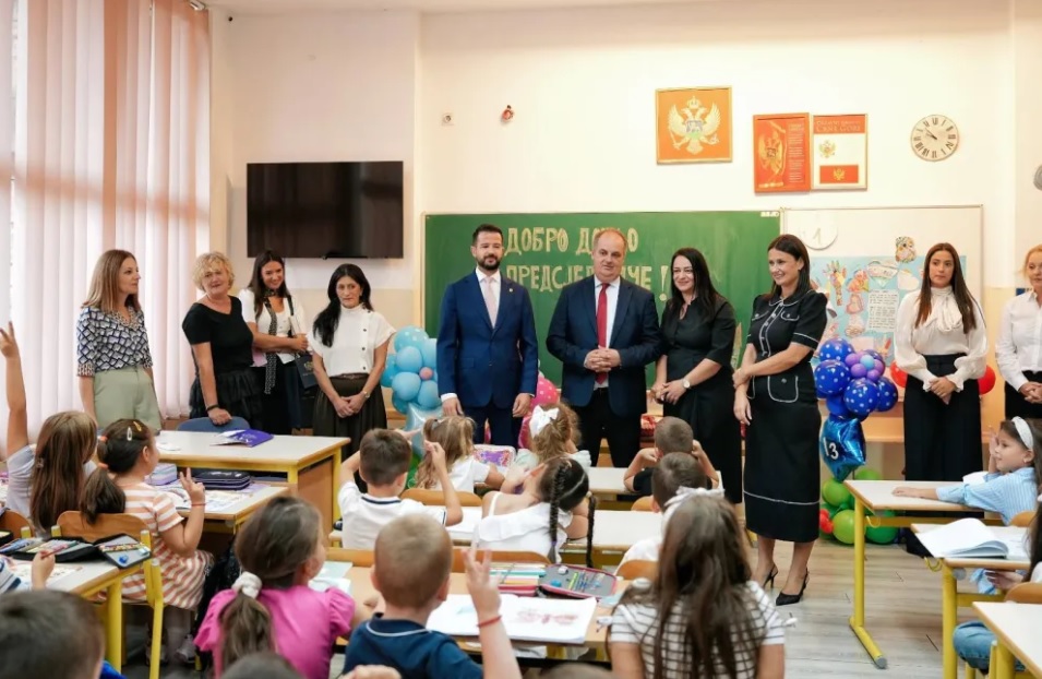 DUHET TË KETË