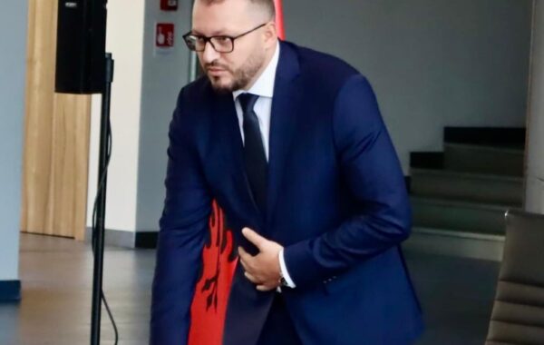 Jo në emrin tim!